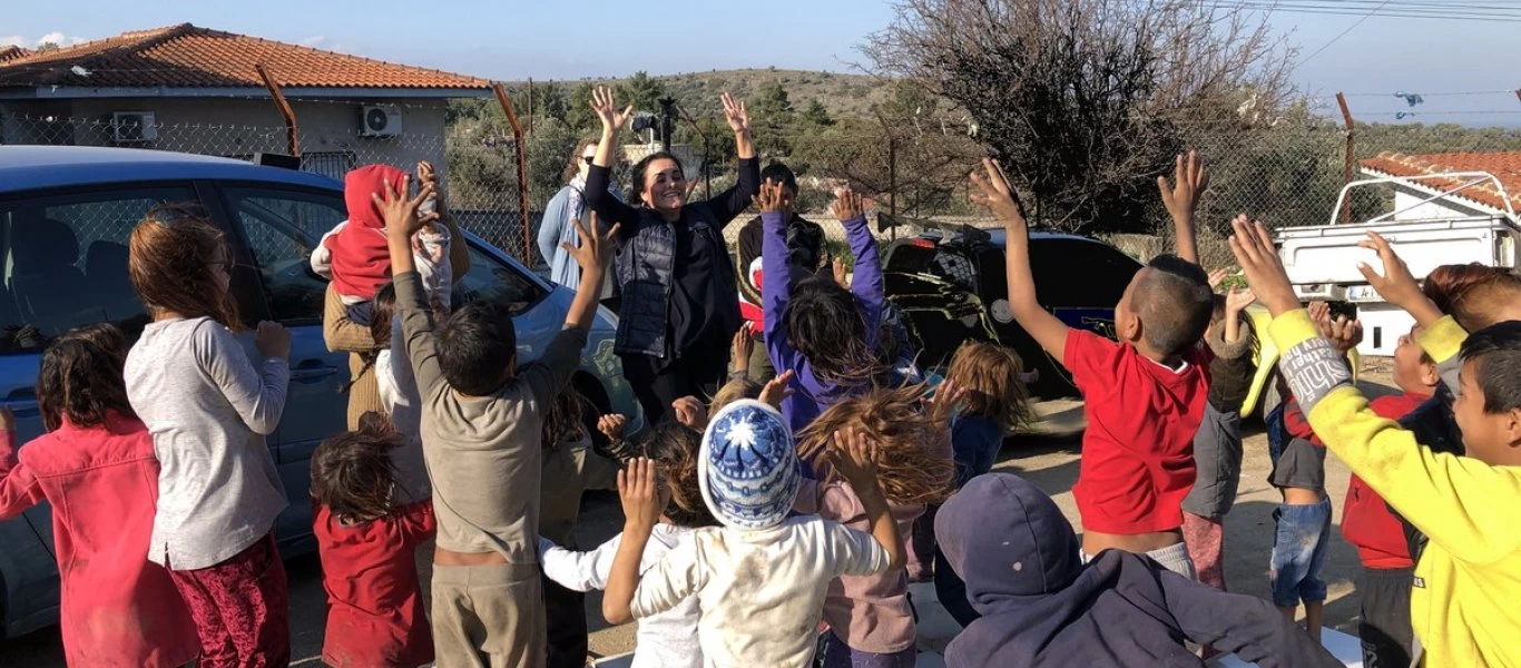 Καραντίνα; Όχι για τους τσιγγάνους! - «150 άτομα χόρευαν και έψηναν όταν πήγε το κλιμάκιο για την ιχνηλάτηση» (βίντεο)